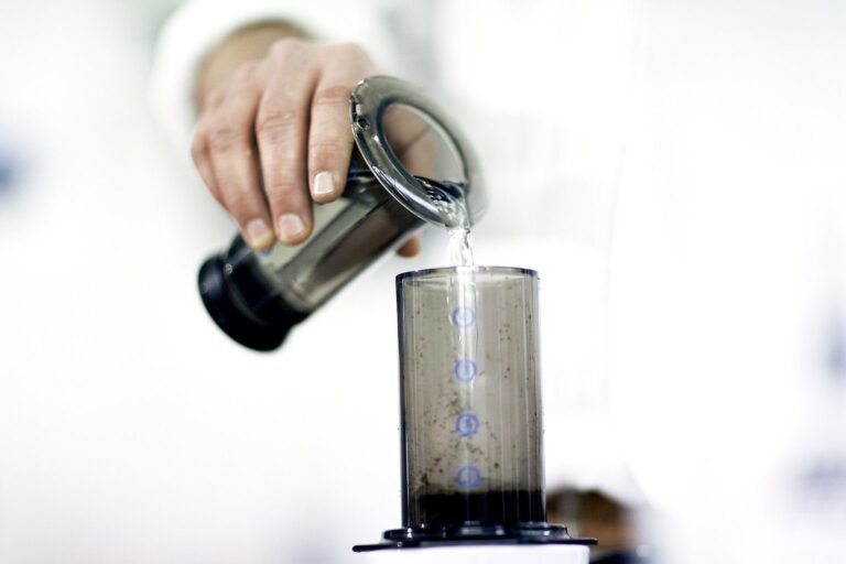 Wasser wird aus einem Kessel in eine AeroPress gegossen