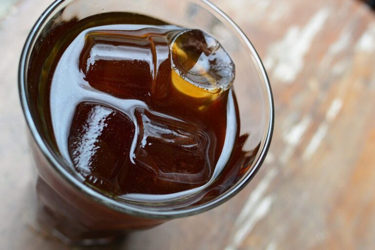 Glas mit Cold Brew Coffee und Eiswürfeln von oben