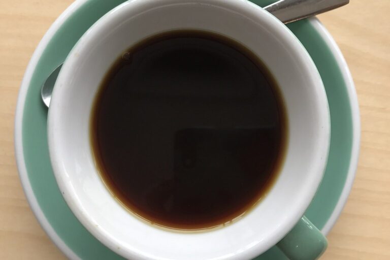 Tasse mit schwarzem Filterkaffee von oben