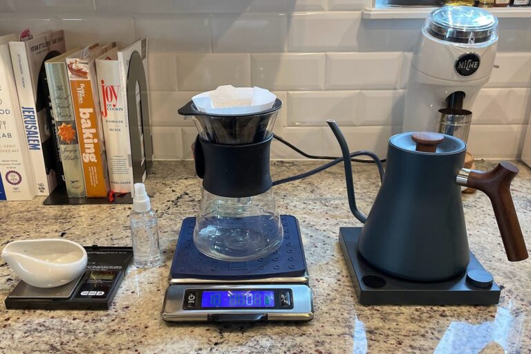 Pour-Over-Setup mit Handfilter auf einer digitalen Kaffeewaage und Schwanenhalskessel